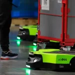 Amazon, Çalışanlarla Konuşarak Görev Alan Yeni Depo Robotunu Tanıttı