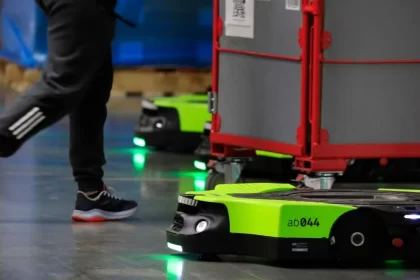 Amazon, Çalışanlarla Konuşarak Görev Alan Yeni Depo Robotunu Tanıttı